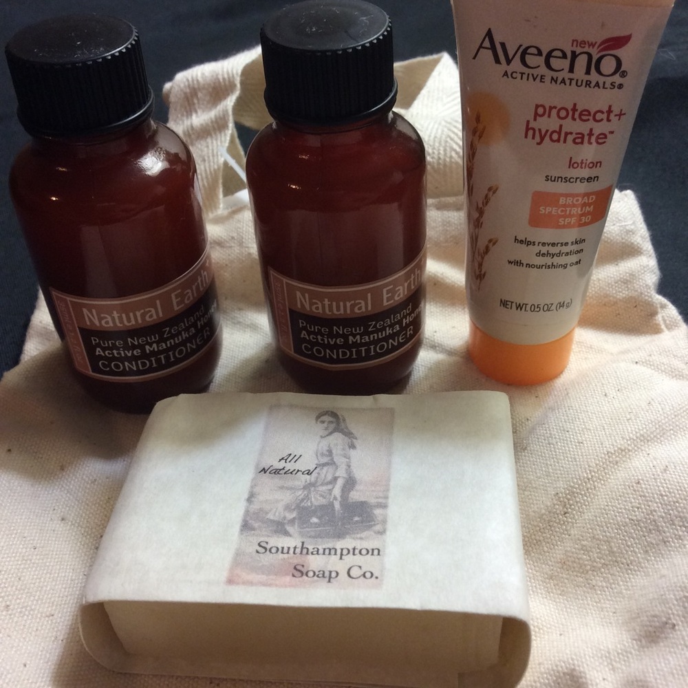 ✨Beauty bag w/ assorted samples & reusable bag✨